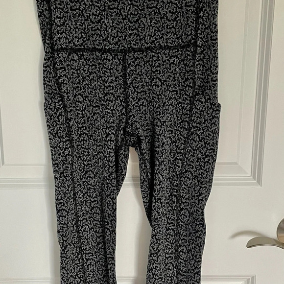 Athleta Ultimate Stash Pocket Textured 7/8 Tight - 29293 - Picture 5 of 16